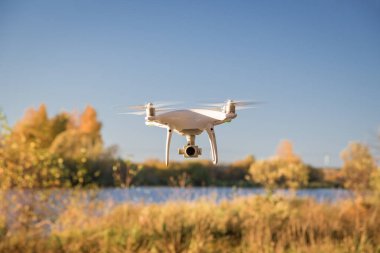 Gösteri uçuş drone ile DJI indeks işlem Phantom 4 Pro sonbahar ormanın içinde. Moskova, Rusya. 12 Ekim 2018