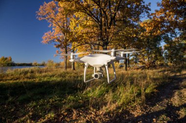 Gösteri uçuş drone ile DJI indeks işlem Phantom 4 Pro sonbahar ormanın içinde. Moskova, Rusya. 12 Ekim 2018