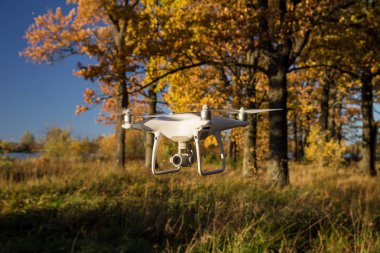 Gösteri uçuş drone ile DJI indeks işlem Phantom 4 Pro sonbahar ormanın içinde. Moskova, Rusya. 12 Ekim 2018