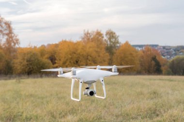 Gösteri uçuş drone ile DJI indeks işlem Phantom 4 Pro sonbahar ormanın içinde. Moskova, Rusya. 12 Ekim 2018