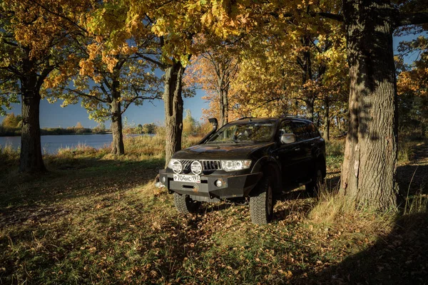 Mitsubishi Pajero Deporte Árboles Otoño Día Soleado Moscú Rusia Octubre — Foto de Stock