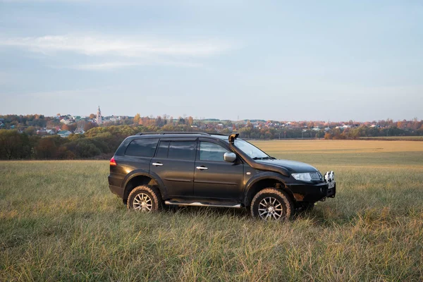 Mitsubishi Pajero Sport Drzewa Jesienią Słoneczny Dzień Moscow Federacja Rosyjska — Zdjęcie stockowe