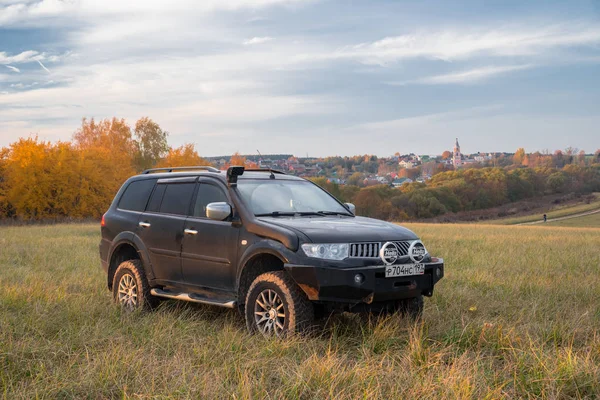 Mitsubishi Pajero Sport Árvores Outono Dia Ensolarado Moscovo Rússia Outubro — Fotografia de Stock