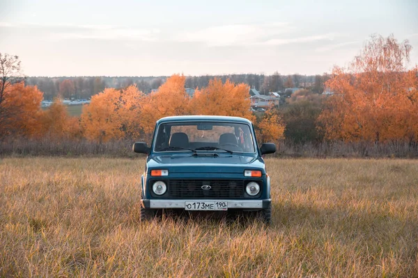 Coche Todoterreno Ruso Lada Niva Árboles Otoño Día Soleado Moscú —  Fotos de Stock