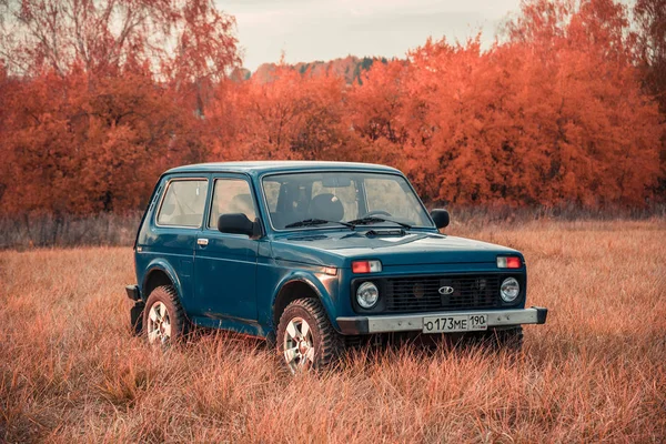 Rus off-road araç Lada Niva ve güneşli bir sonbahar ağaçlarda. Moskova, Rusya. 12 Ekim 2018