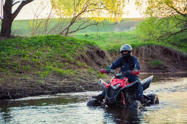 Moskova, Rusya - 17 Mayıs 2014: Atv binici Honda Trx700xx eylem içinde