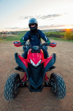 Moskova, Rusya - 17 Mayıs 2014: Atv binici Honda Trx700xx eylem içinde