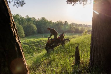 Moskova, Rusya - 17 Mayıs 2014: Atv binici Honda Trx700xx eylem içinde