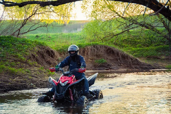 ホンダ Trx700Xx 時の処置でモスクワ ロシア連邦 2014 Atv のライダー — ストック写真