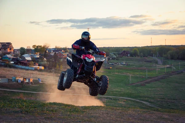 Moskova, Rusya - 17 Mayıs 2014: Atv binici Honda Trx700xx eylem içinde 
