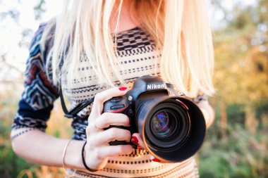 Moskova, Rusya - 4 Ekim 2014: Kız fotoğrafçı Nikon D610 kamera ve Nikkor 50 mm f/1.4 g lens tutar