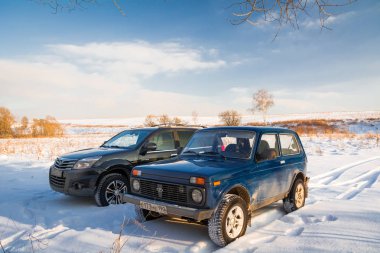 Moskova, Rusya - 26 Ocak 2014: Rus off-road araç Lada Niva ve Çin Suv büyük duvar Hover H3