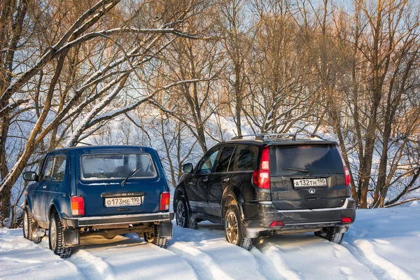 俄罗斯莫斯科 2014年1月26日 俄罗斯越野车 Lada Niva 和中国 Suv Hvh3 — 图库照片