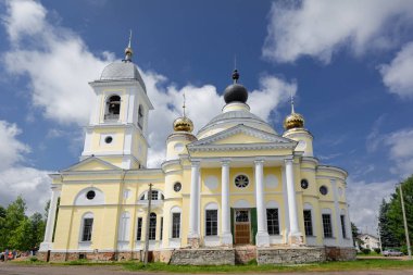 Myshkin, Rusya - 8 Temmuz 2013: Eski Rus şehir Myshkin Volga Nehri üzerinde Uspensky katedralde