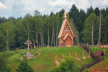 Plyos, Ivanovo Oblastı, Rusya Federasyonu - 9 Temmuz 2013: Ahşap kilise göktepe Dağı üzerinde kıyamet. Eski Rus şehrin sokaklarında görünümünü