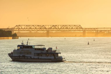 Nizhny Novgorod, Rusya - 10 Temmuz 2013: Yaz günbatımı Nijniy Novgorod Volga Nehri üzerinde