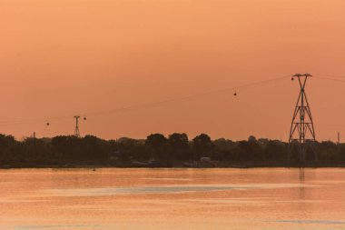 Nizhny Novgorod, Rusya - 10 Temmuz 2013: Yaz gündoğumu Nijniy Novgorod Volga Nehri üzerinde