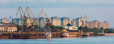 Nizhny Novgorod, Rusya - 10 Temmuz 2013: Vinçler Nijniy Novgorod Dock içinde. Eski Rus şehrin sokaklarında görünümünü
