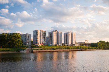 Rybinsk, Rusya - 12 Temmuz 2013: Volga Nehri üzerinde Rybinsk şehir görünümünü