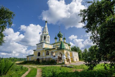 Uglich, Yaroslavl Oblast, Rusya Federasyonu - 13 Temmuz 2013: John the Baptist Volga üzerinde Nativity Kilisesi
