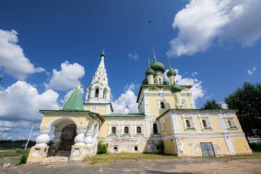Uglich, Yaroslavl Oblast, Rusya Federasyonu - 13 Temmuz 2013: John the Baptist Volga üzerinde Nativity Kilisesi