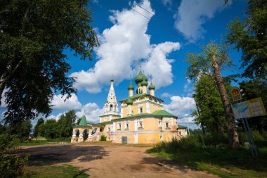 Uglich, Yaroslavl Oblast, Rusya Federasyonu - 13 Temmuz 2013: John the Baptist Volga üzerinde Nativity Kilisesi