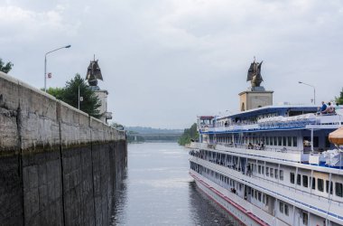 Moskova kanal, Rusya Federasyonu - 8 Temmuz 2013: Gemi kanalda yüzen ve ağ geçitleri uzanır