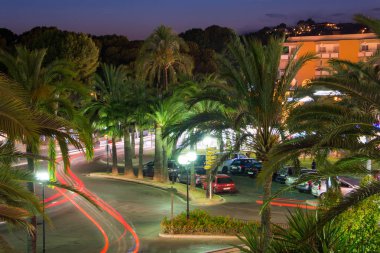 Santa Ponsa, Mallorca, İspanya - 24 Temmuz 2013: Sokak görünümü çare Santa Ponsa şehir yaz aylarında