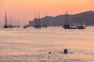 Santa Ponsa, Mallorca, İspanya - 24 Temmuz 2013: Sokak görünümü çare Santa Ponsa şehir yaz aylarında