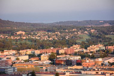 Santa Ponsa, Mallorca, İspanya - 24 Temmuz 2013: Sokak görünümü çare Santa Ponsa şehir yaz aylarında