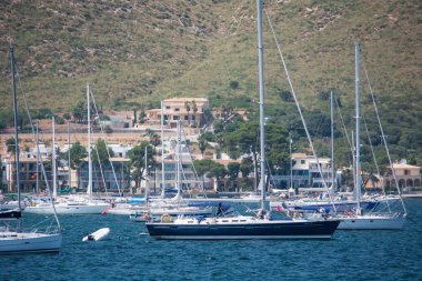 Port de Pollensa, Mallorca, İspanya - 19 Temmuz 2013: şehir, yatlar, plaj, sokakları, otel ve deniz manzarası.