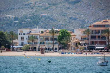 Port de Pollensa, Mallorca, İspanya - 19 Temmuz 2013: şehir, plaj, sokakları, oteller görünümüne denizden.