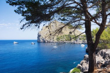 Puerto de Sa Calobra, Mallorca, İspanya - 20 Temmuz 2013: Yatlar, kayalar ve bay görünümünü