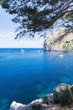 Puerto de Sa Calobra, Mallorca, İspanya - 20 Temmuz 2013: Yatlar, kayalar ve bay görünümünü
