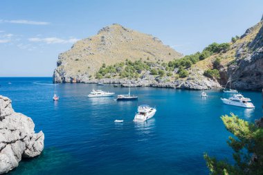Puerto de Sa Calobra, Mallorca, İspanya - 20 Temmuz 2013: Yatlar, kayalar ve bay görünümünü