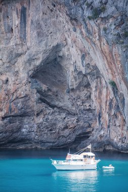 Puerto de Sa Calobra, Mallorca, İspanya - 20 Temmuz 2013: Yatlar, kayalar ve bay görünümünü