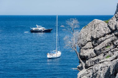 Puerto de Sa Calobra, Mallorca, İspanya - 20 Temmuz 2013: Yatlar, kayalar ve bay görünümünü