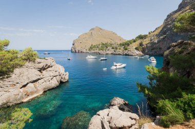 Puerto de Sa Calobra, Mallorca, İspanya - 20 Temmuz 2013: Yatlar, kayalar ve bay görünümünü