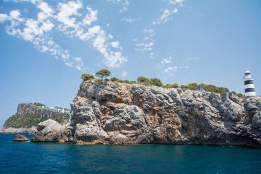 De Nottingham, Mallorca, İspanya - 19 Temmuz 2013 port: deniz feneri ve savunma Nottingham Bay görünümü