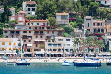 De Nottingham, Mallorca, İspanya - 19 Temmuz 2013 port: şehir, yatlar, plaj, sokakları, otel ve deniz manzarası.
