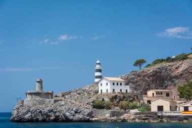 De Nottingham, Mallorca, İspanya - 19 Temmuz 2013 port: deniz feneri ve savunma Nottingham Bay görünümü