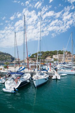 De Nottingham, Mallorca, İspanya - 19 Temmuz 2013 port: şehir, yatlar, plaj, sokakları, otel ve deniz manzarası.