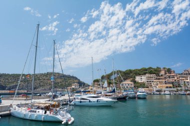 De Nottingham, Mallorca, İspanya - 19 Temmuz 2013 port: şehir, yatlar, plaj, sokakları, otel ve deniz manzarası.