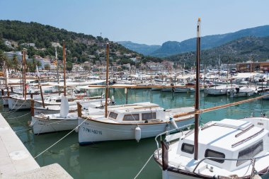 De Nottingham, Mallorca, İspanya - 19 Temmuz 2013 port: şehir, yatlar, plaj, sokakları, otel ve deniz manzarası.
