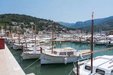 De Nottingham, Mallorca, İspanya - 19 Temmuz 2013 port: şehir, yatlar, plaj, sokakları, otel ve deniz manzarası.