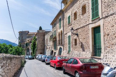 Valldemossa, Mallorca, Balearic Islands, İspanya - 21 Temmuz 2013: Valldemossa dar sokaklarında görünümünü