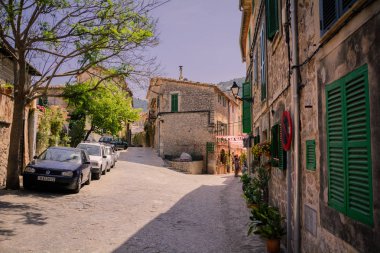 Valldemossa, Mallorca, Balearic Islands, İspanya - 21 Temmuz 2013: Valldemossa dar sokaklarında görünümünü