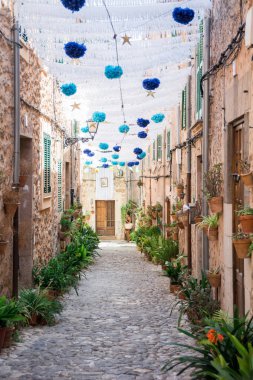 Valldemossa, Mallorca, Balearic Islands, İspanya - 21 Temmuz 2013: Valldemossa dar sokaklarında görünümünü