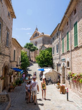 Valldemossa, Mallorca, Balearic Islands, İspanya - 21 Temmuz 2013: Valldemossa dar sokaklarında görünümünü