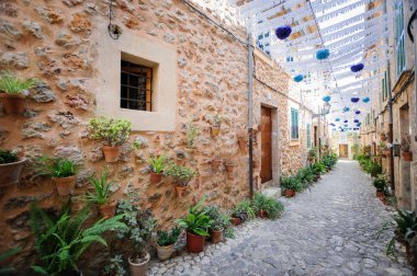 Valldemossa, Mallorca, Balearic Islands, İspanya - 21 Temmuz 2013: Valldemossa dar sokaklarında görünümünü